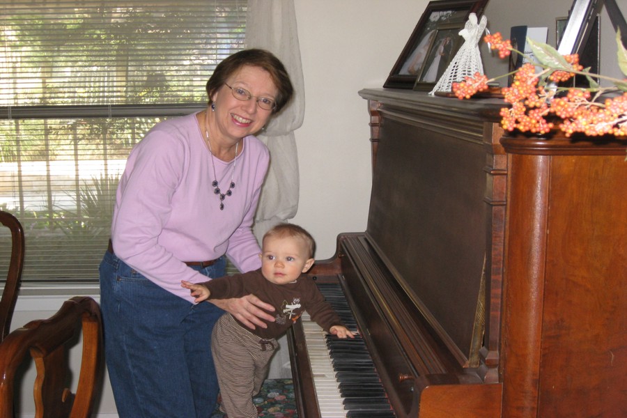 ../image/dean and nanna playing piano 2.jpg